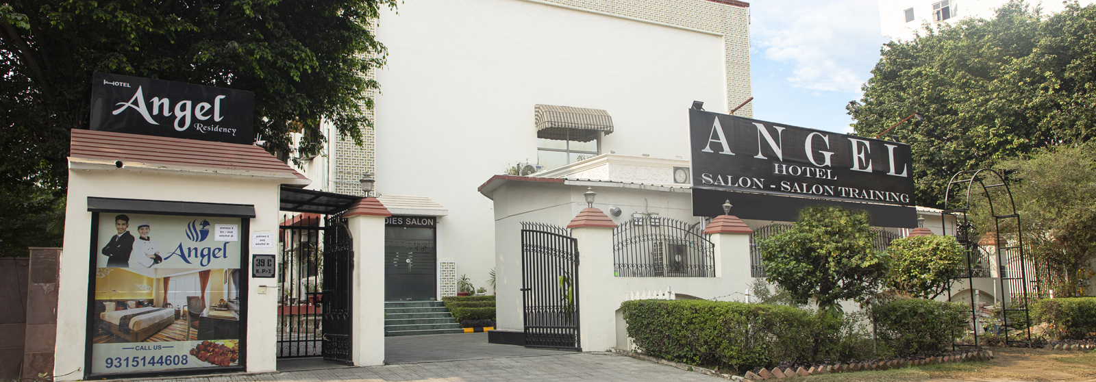 Hotels near pari chowk